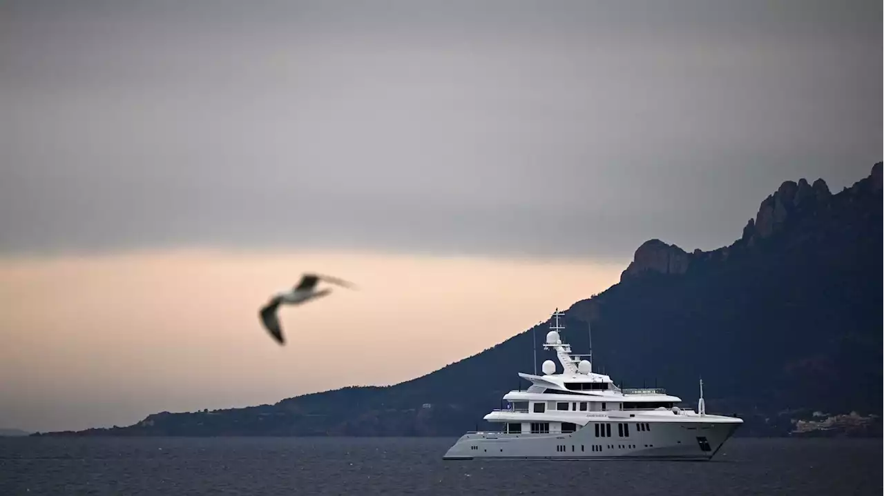 Festival de Cannes : un collectif veut 'traquer' les yachts (et leurs émissions de CO2)