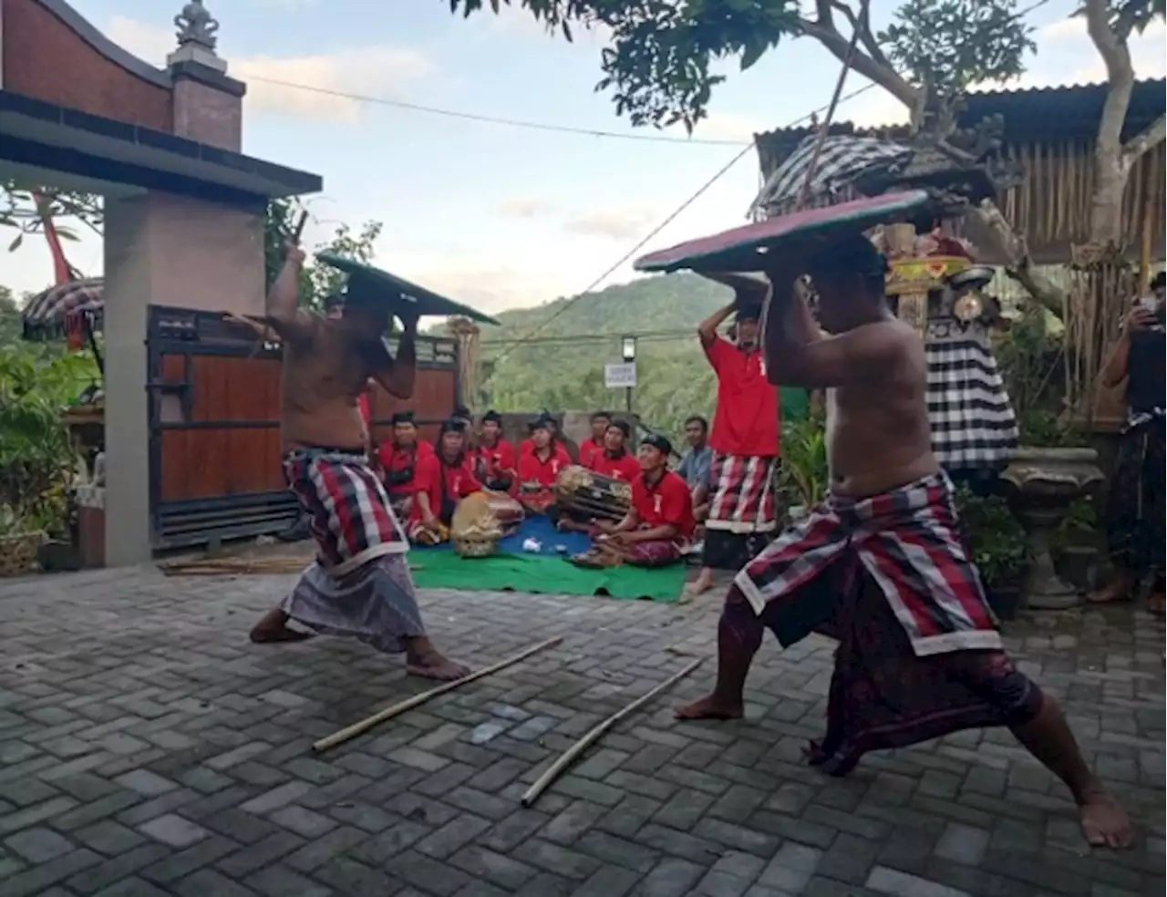 Saling Pukul Sekuat Tenaga hingga Berdarah, Tradisi Gebug Ini Diyakini sebagai Cara Memohon Hujan