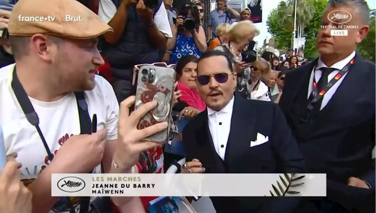 Johnny Depp é ovacionado pelo público no tapete vermelho do Festival de Cannes; veja fotos