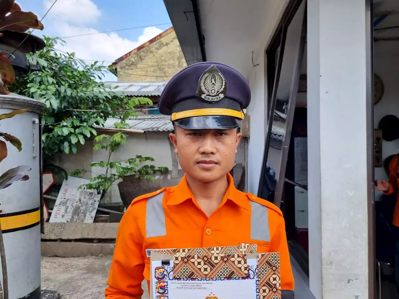 Kisah Heroik Petugas PJL Bandung Selamatkan Pedagang Asongan yang Hampir Tertabrak Kereta Api