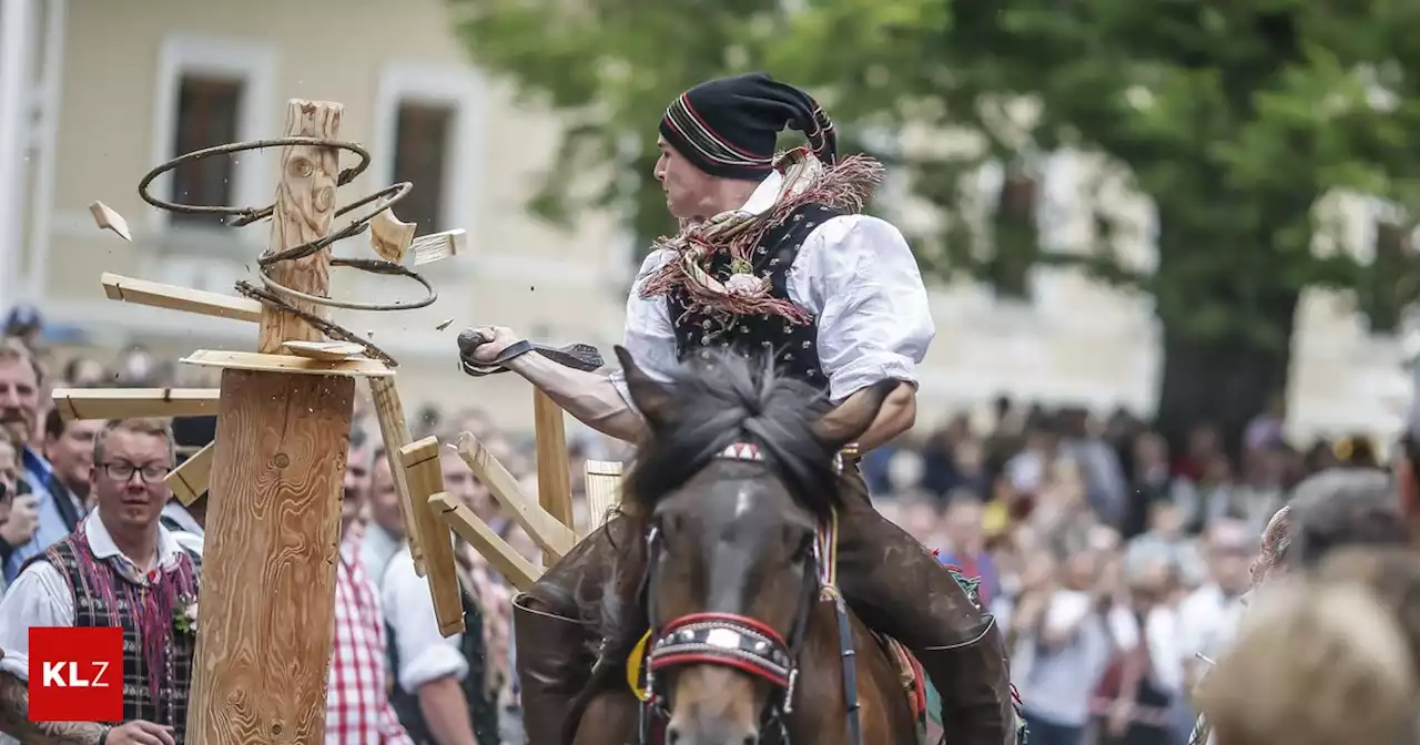 Sturz vom Pferd: Schwerer Unfall beim traditionellen Kufenstechen