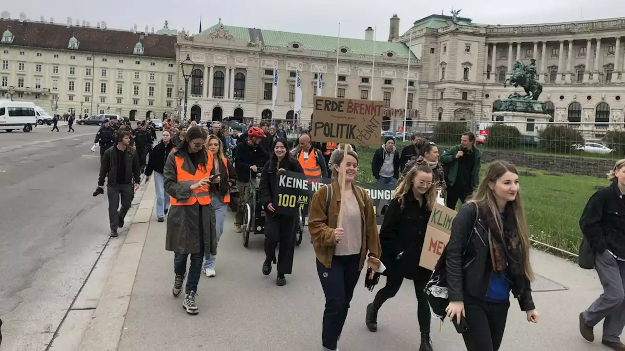 Klimaaktivisten kleben und demonstrieren am Ring