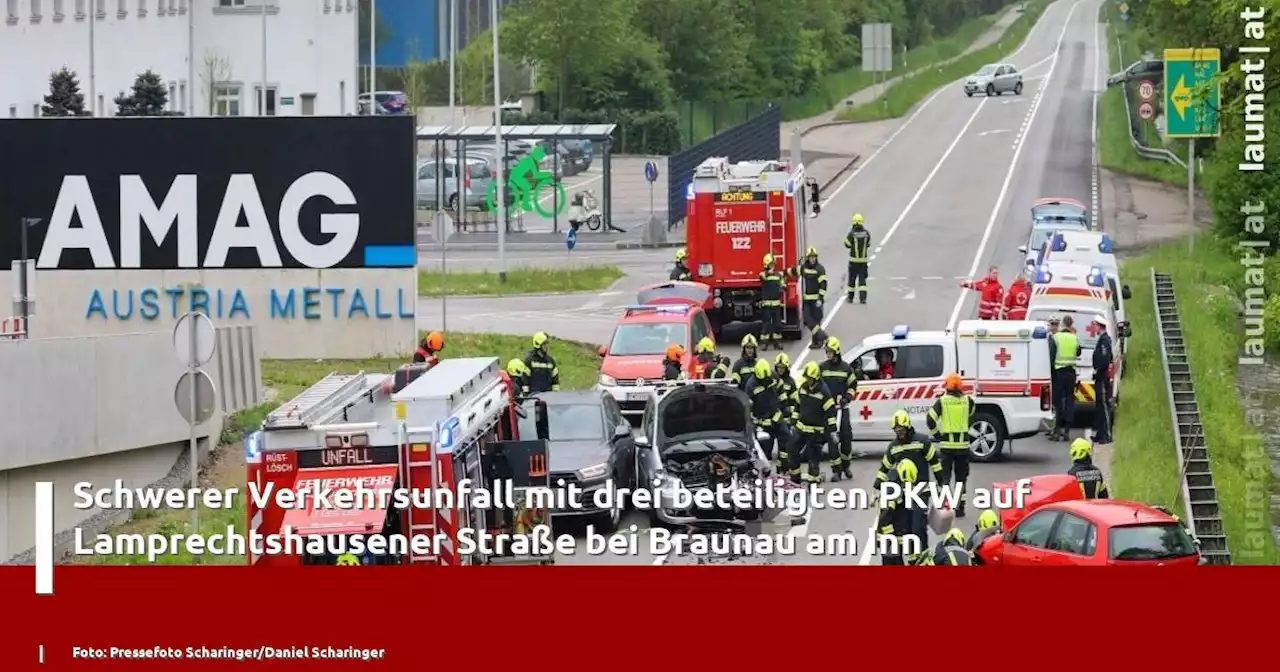 Schwerer Verkehrsunfall mit drei beteiligten PKW auf Lamprechtshausener Straße bei Braunau am Inn | laumat|at