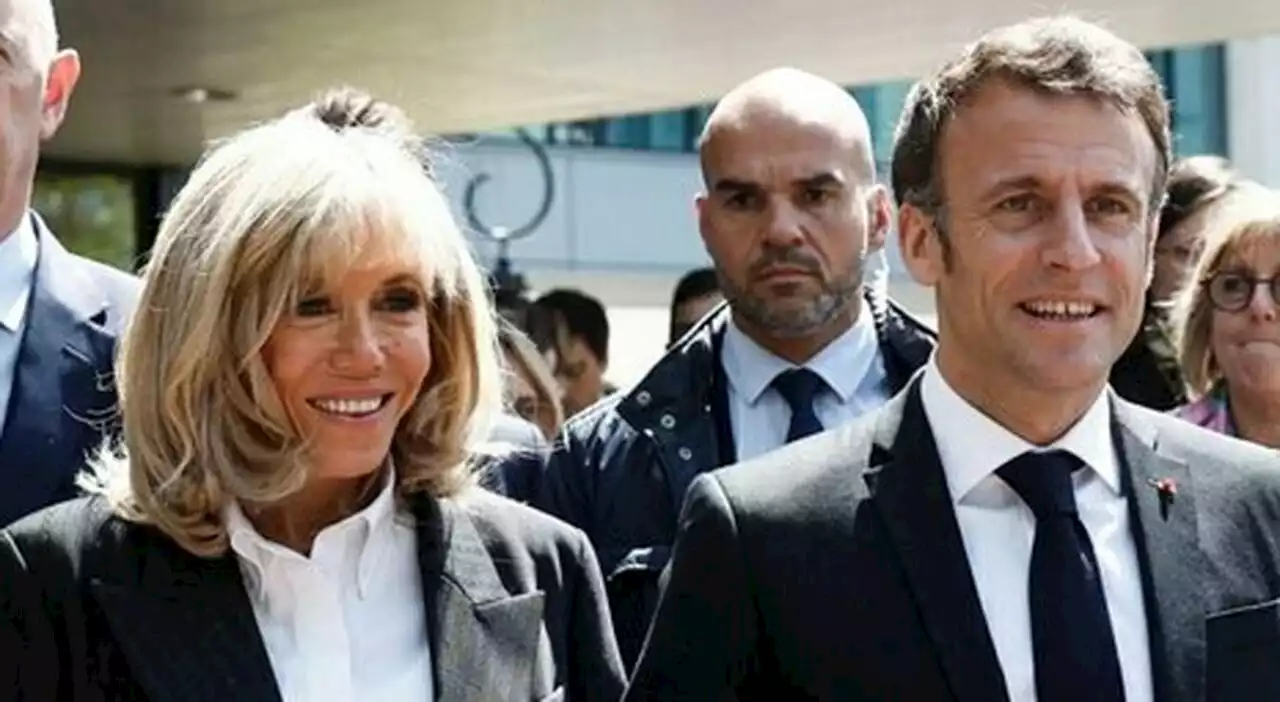 Brigitte Macron, il nipote aggredito dagli oppositori del presidente. La denuncia della première dame: «Vigliacchi e stupidi»