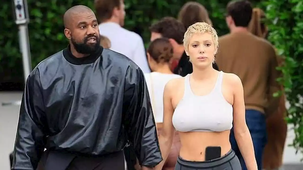 Kanye West Gandeng Bianca Censori Saat Makan di Luar, Atasan Bra Bikin Salah Fokus