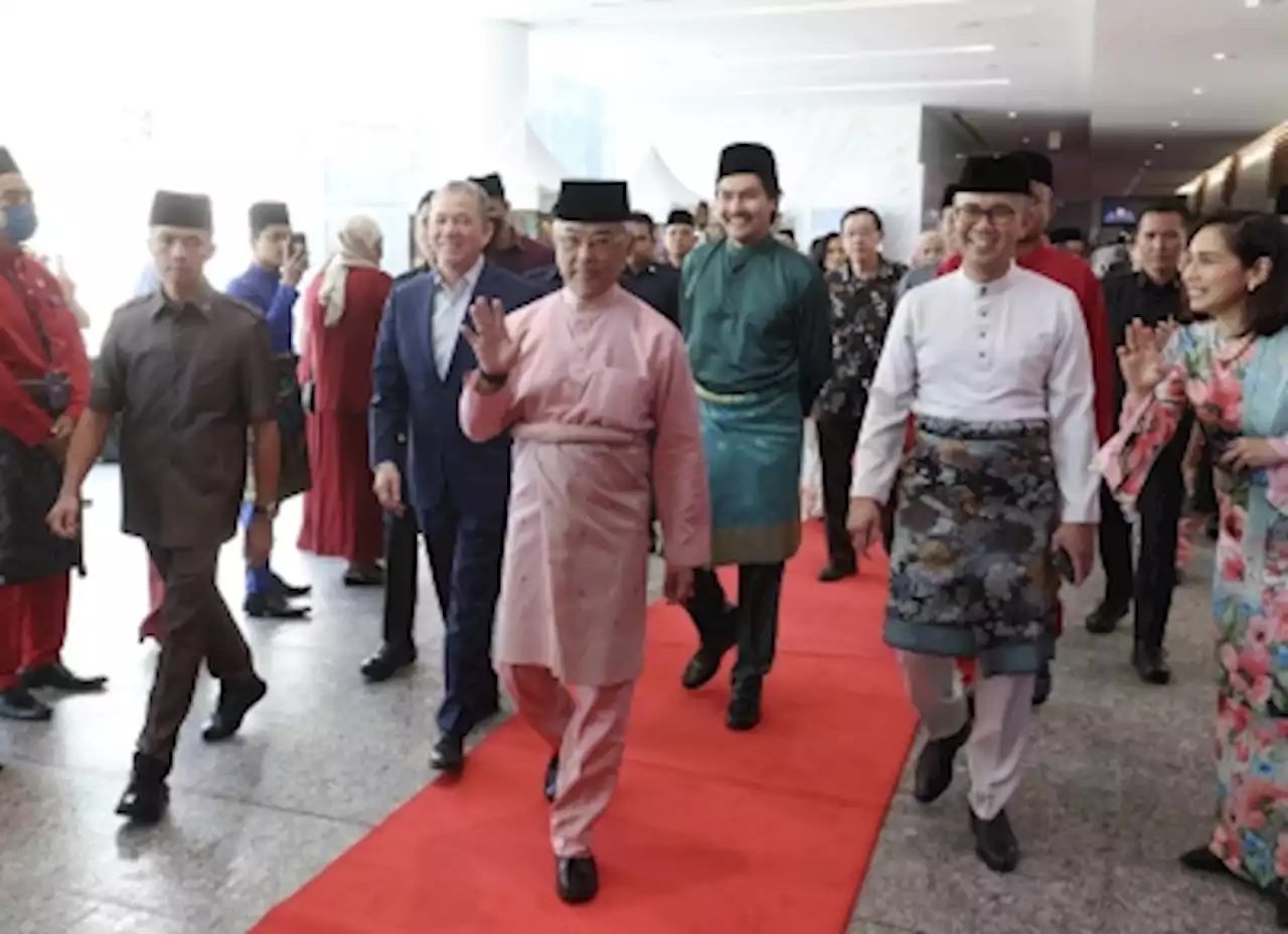 Agong attends Miti’s Aidilfitri open house