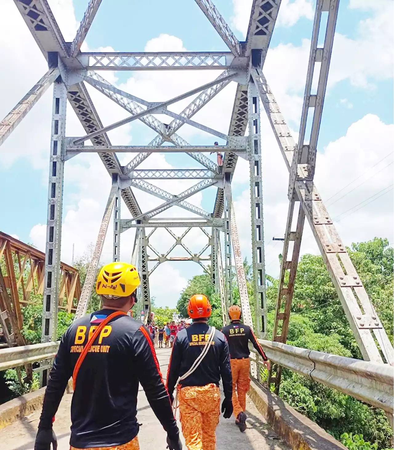 Drunken robber climbs up bridge in Negros town