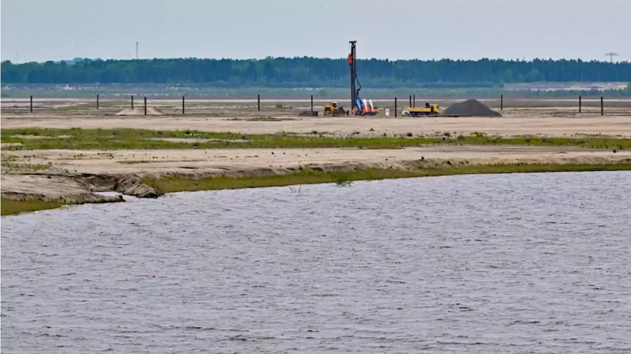 Baustart für größte schwimmende Solarstrom-Anlage