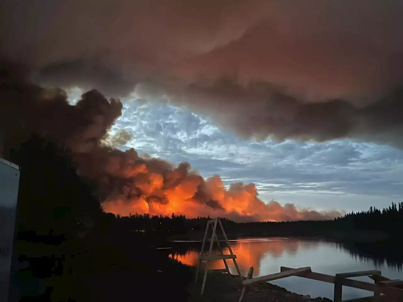 K'atl'odeeche First Nation, Hay River, N.W.T., order evacuations as wildfire spread