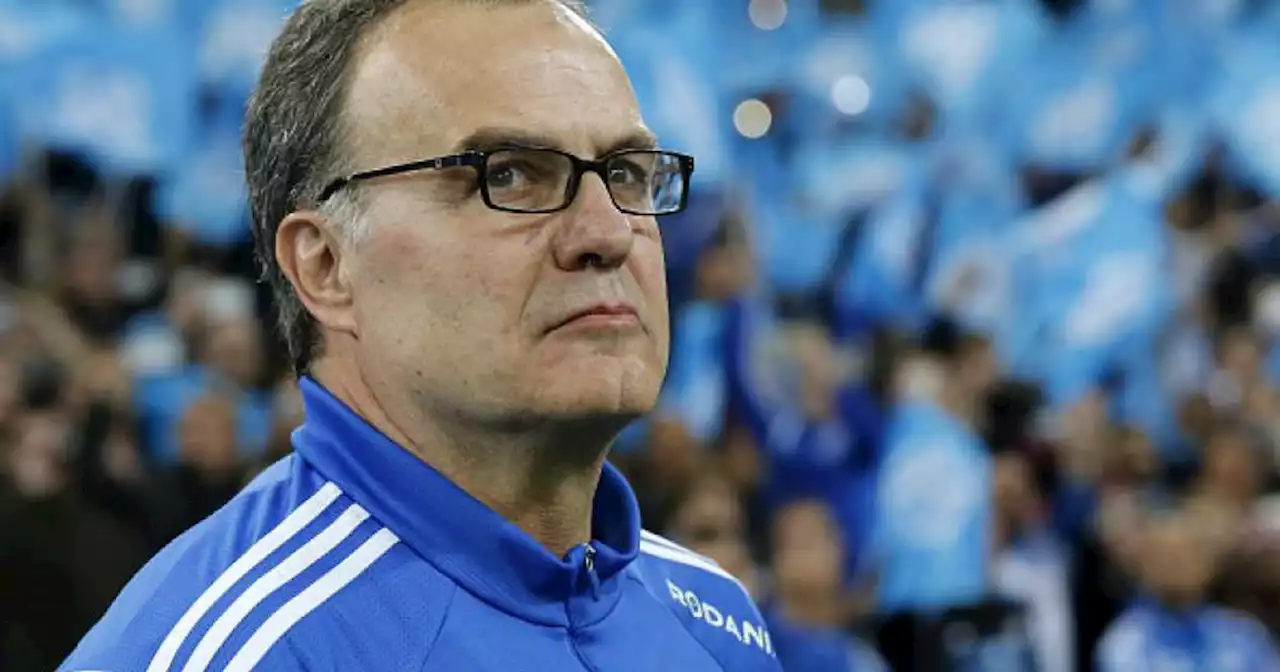 Arremeten por la irrisoria forma en la que presentaron a Marcelo Bielsa en Uruguay