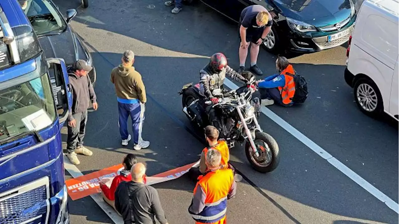 Klima-Aktivisten blockieren Verkehr an mehreren Hauptverkehrsstraßen