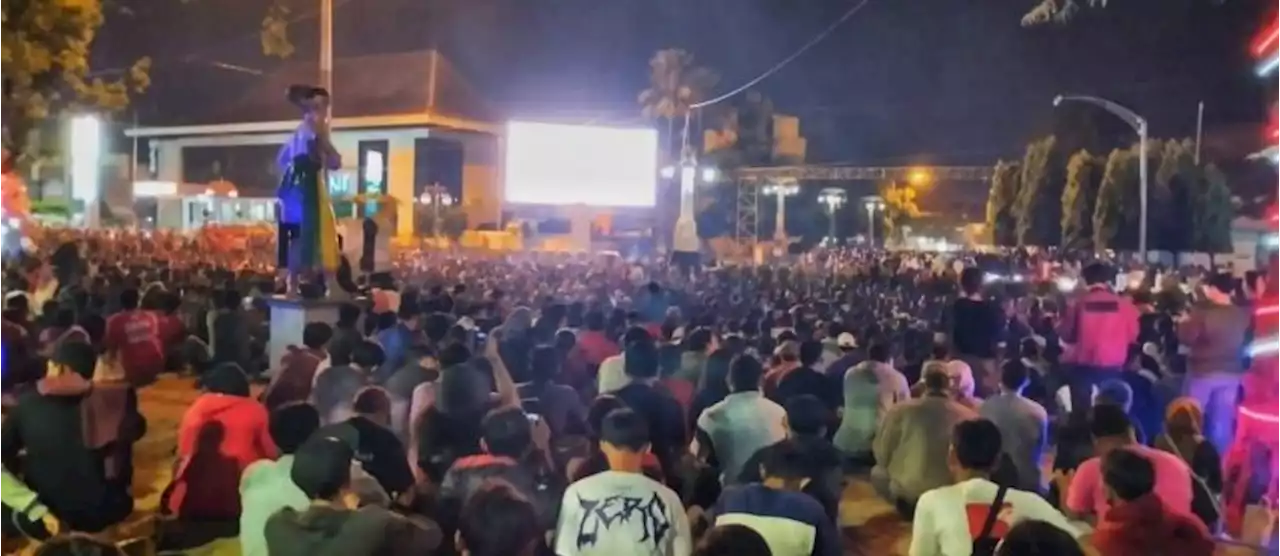 |em|Nobar |/em|Indonesia Vs Thailand di Depan Balai Kota Solo Dipadati Belasan Ribu Warga |Republika Online