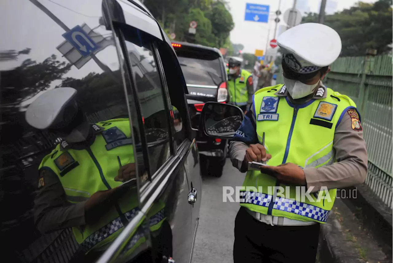 Pakai Plat Dinas TNI Palsu, Mobil Mewah Toyota Vellfire dan Pajero Sport Ditilang |Republika Online