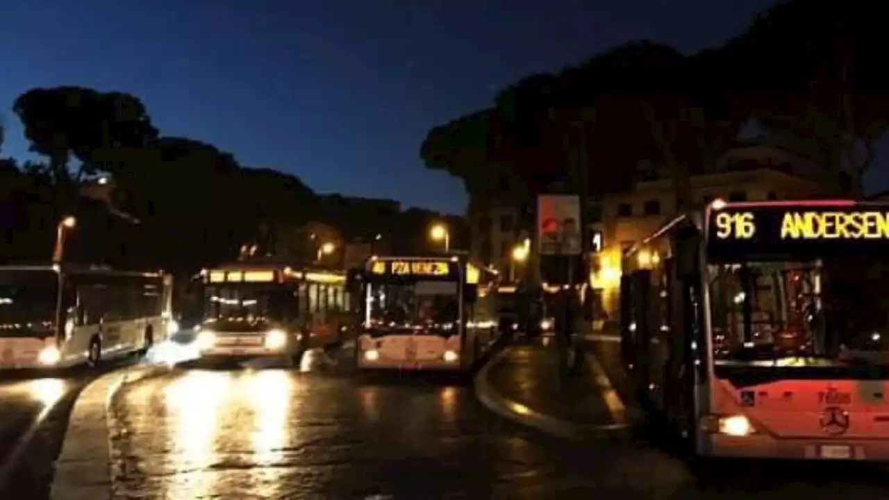 Pestato in strada da tre uomini con una mazza di ferro scappa sul bus notturno