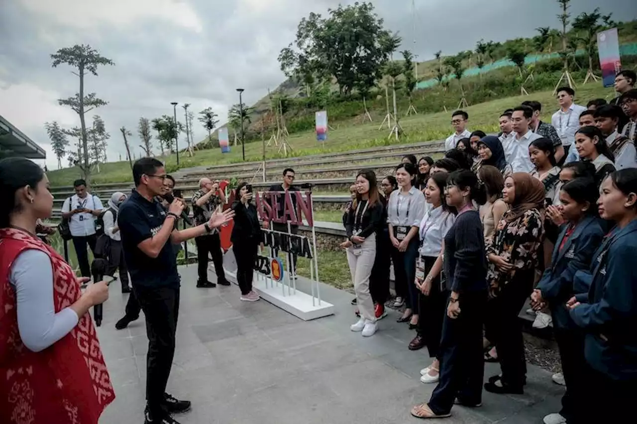 Ajak 22 Perwakilan ASEAN Youth Tanam Pohon Munting Khas Labuan Bajo, Sandiaga Uno: Warnanya Super Keren