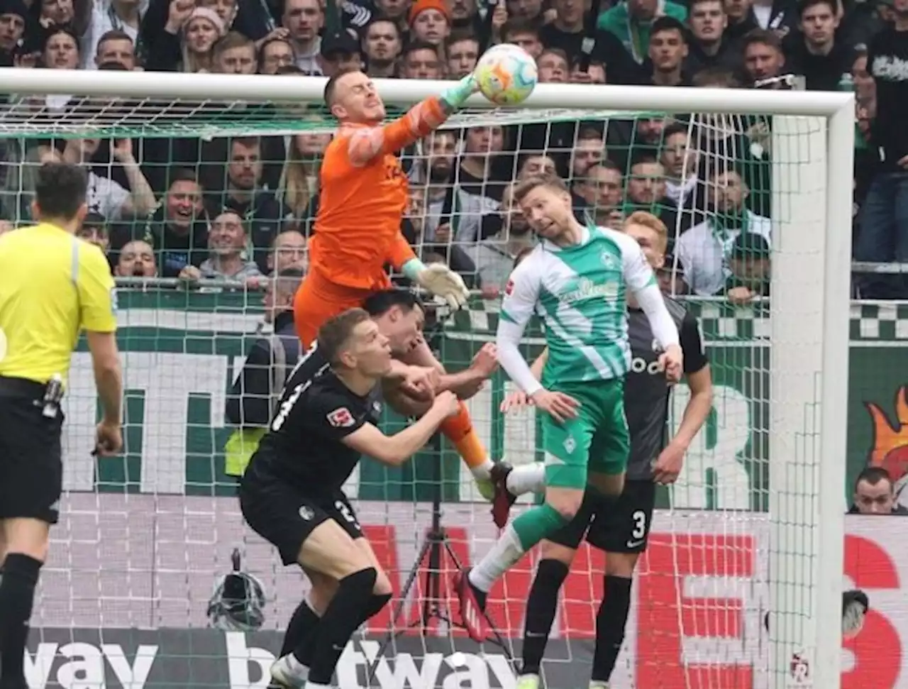 Mark Flekken får noen store keeperhansker å fylle i Premier League