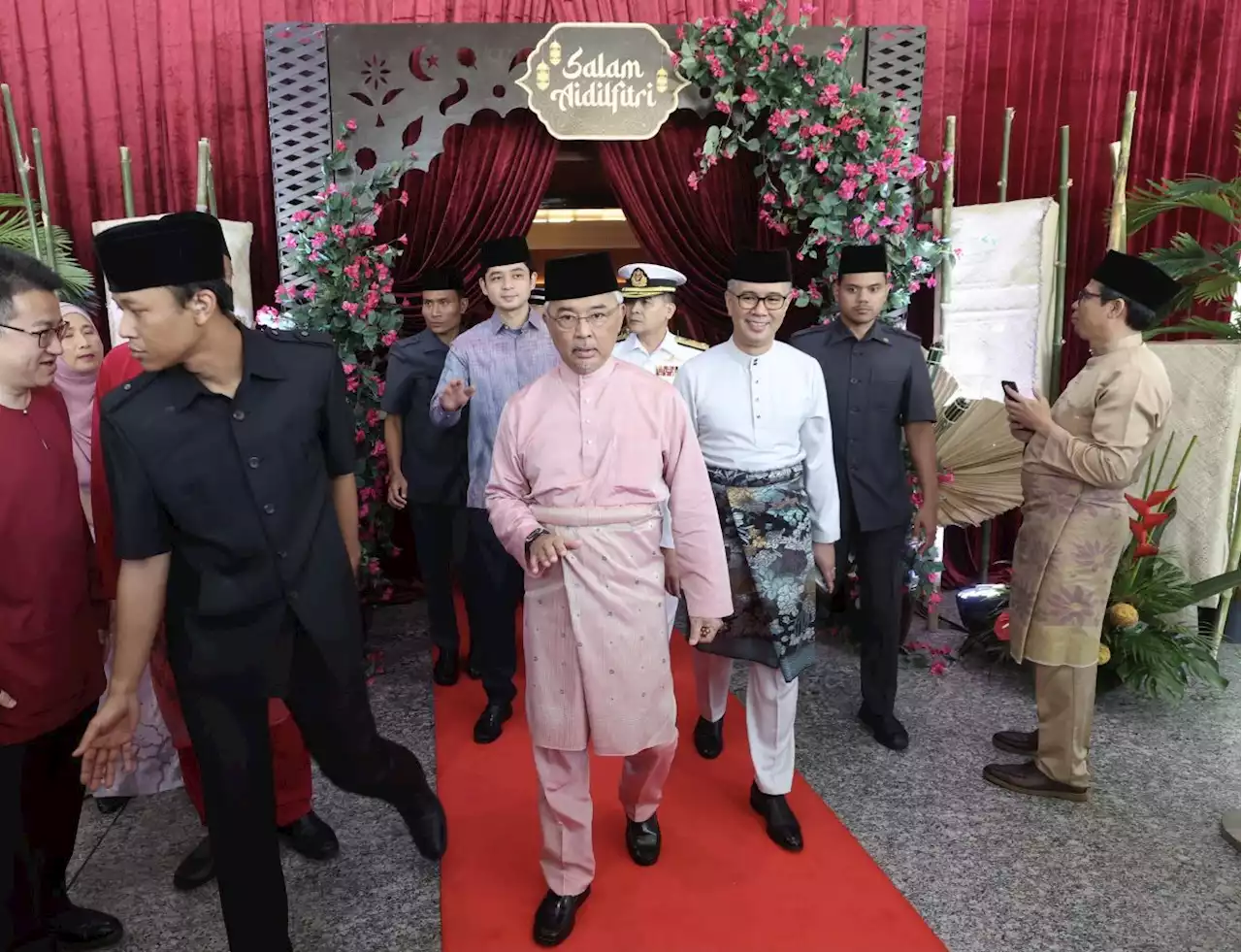 King attends Miti Hari Raya open house