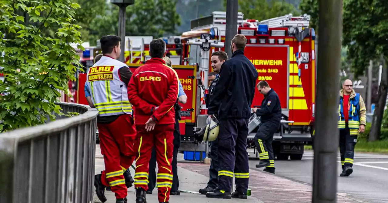 DLRG, DRK, Polizei, Feuerwehr im Einsatz: Lebensmüder Mann steigt in die Saar bei Saarlouis – SEK rettet ihn nach Stunden