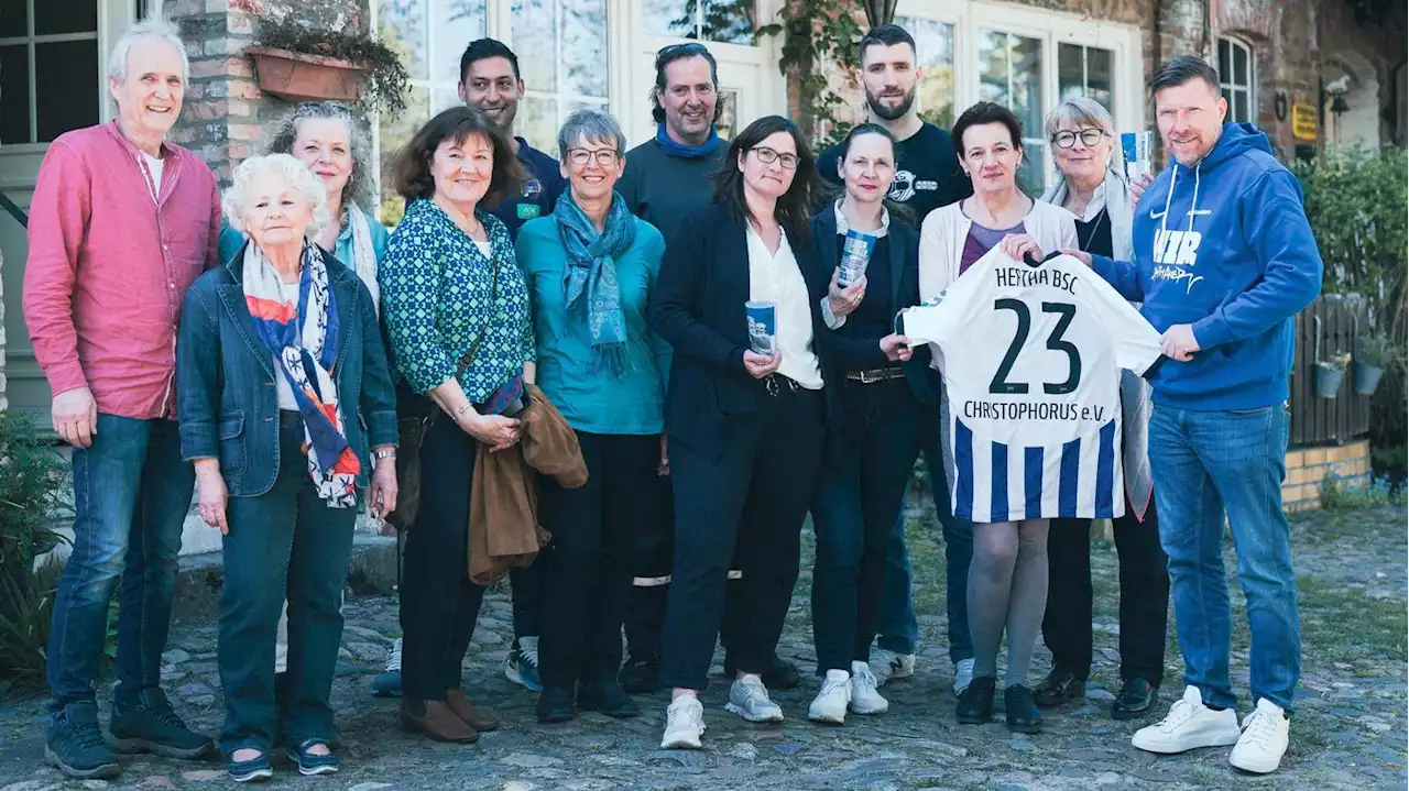 „Spendet Becher, rettet Leben“: Hertha-Fans sammeln für Berliner Hospiz