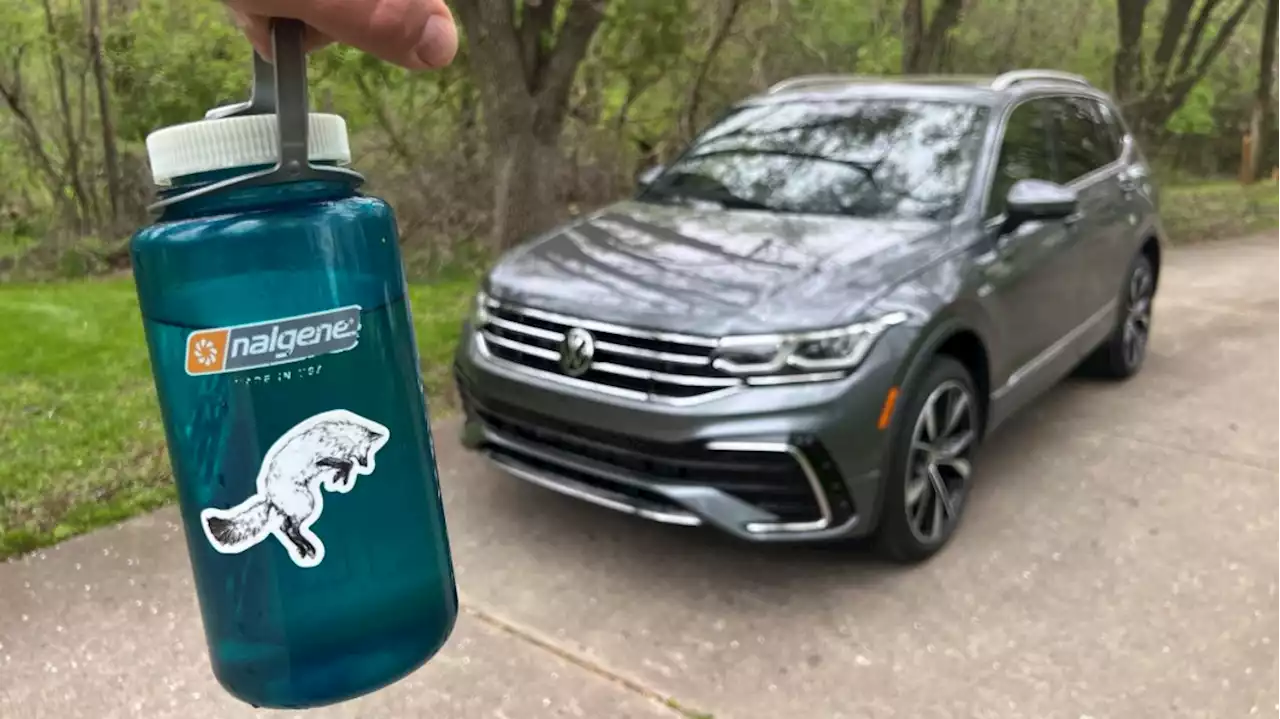 2023 Volkswagen Tiguan Cupholder Mega Test: Will the Nalgene bottle fit? - Autoblog