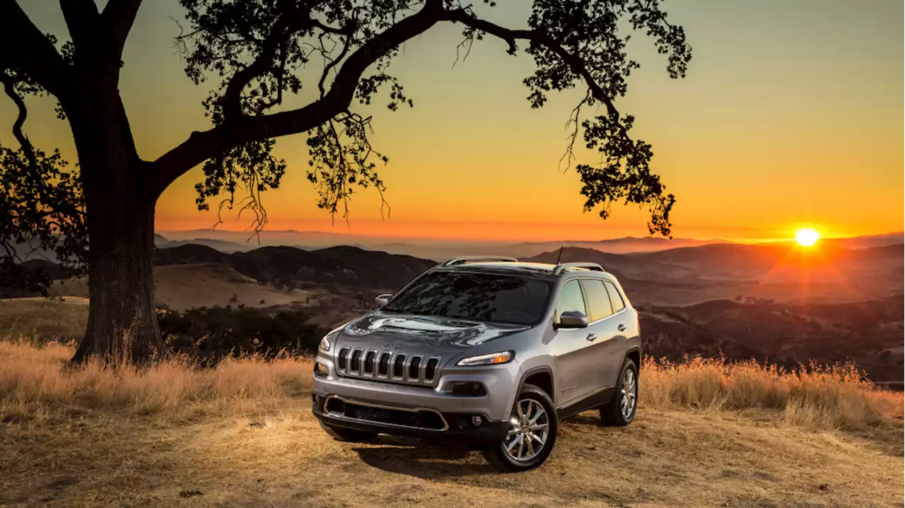 Jeep warns Cherokee owners to park outside due to fire risk - Autoblog