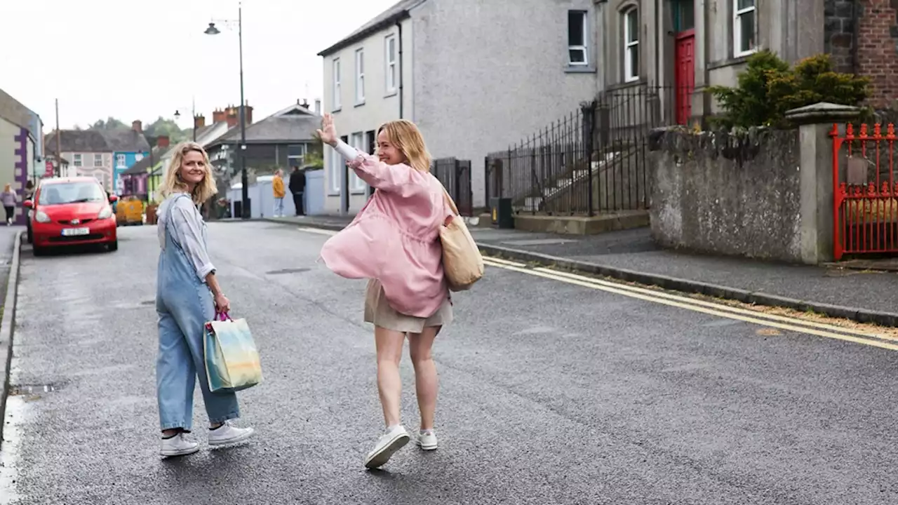 ‘SisterS’ Review: Sarah Goldberg Makes Ireland-Set IFC Comedy a Sibling Journey Worth Taking