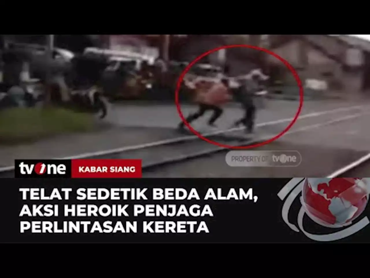 Aksi Heroik Petugas Perlintasan Bertaruh Nyawa Selamatkan Pria yang Nyaris Tertabrak Kereta - tvOne