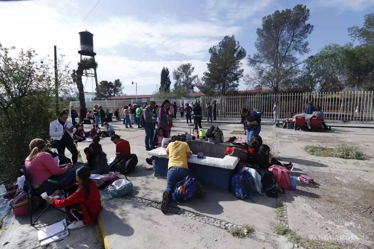 Se manifiestan padres de familia de escuela de Saltillo atacada por pirómano