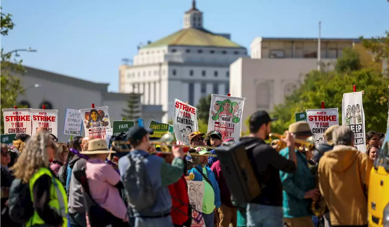 Oakland teachers return to work after reaching tentative contract