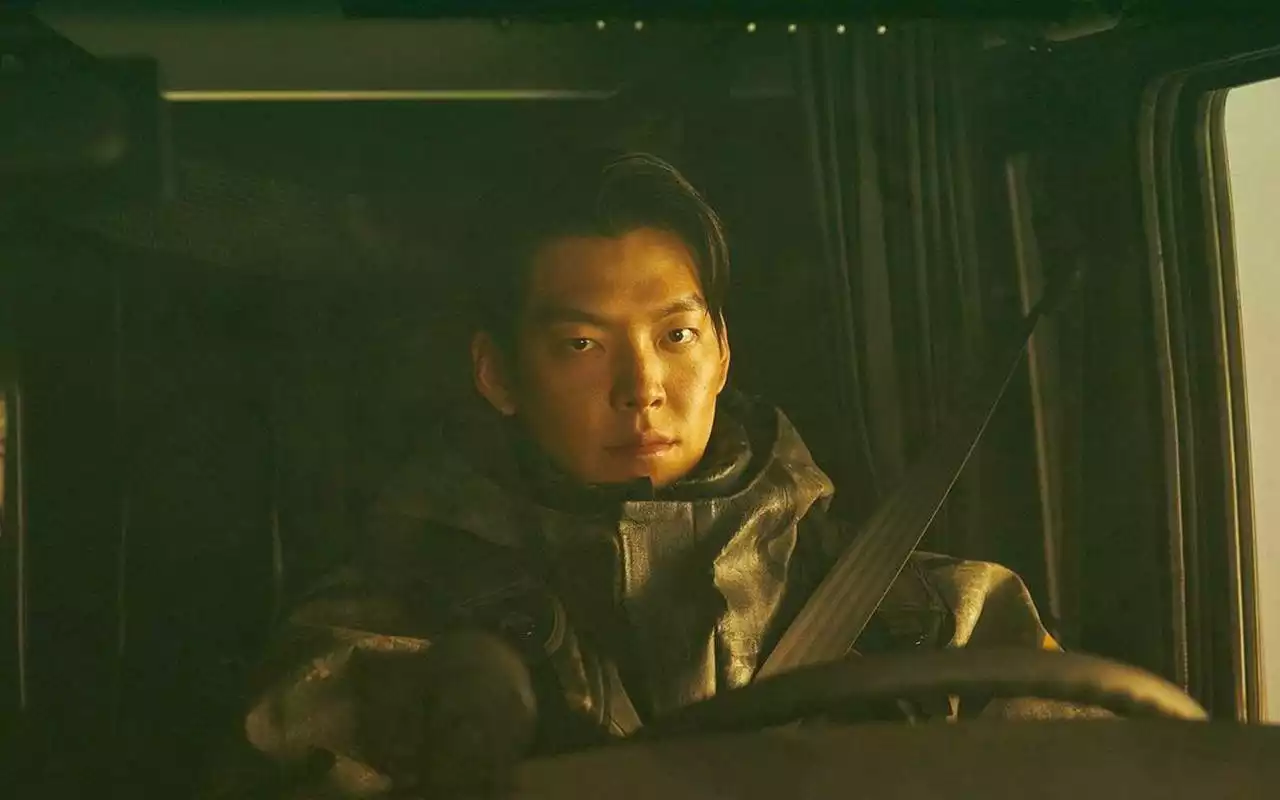 Cara Kim Woo Bin Perlakukan Aktor Pendukung dan Staf 'Black Knight' Disorot