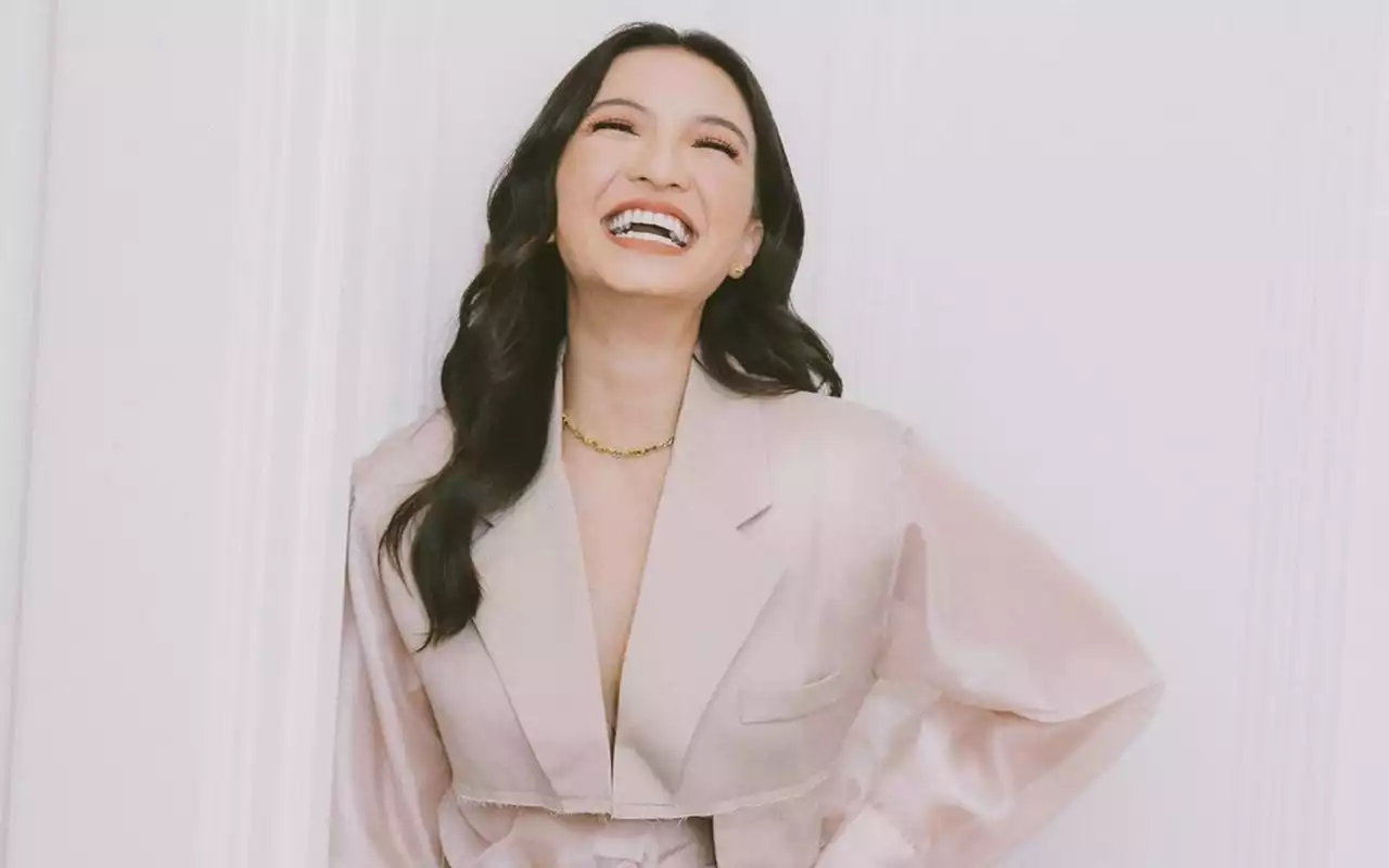 Pakai Kebaya, Raline Shah Digoda Bak Manten Saat Foto Bareng Artis Tampan Korea