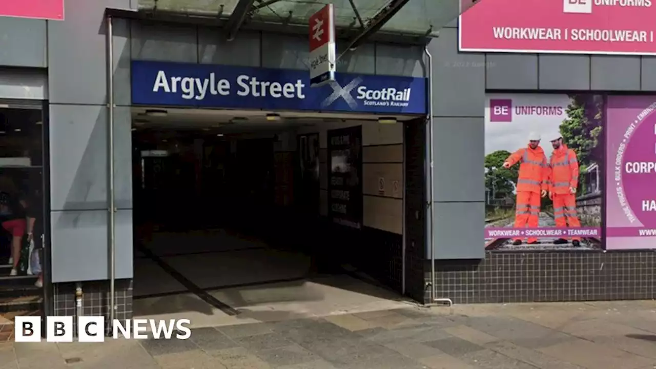 Five hurt in escalator malfunction at Glasgow railway station