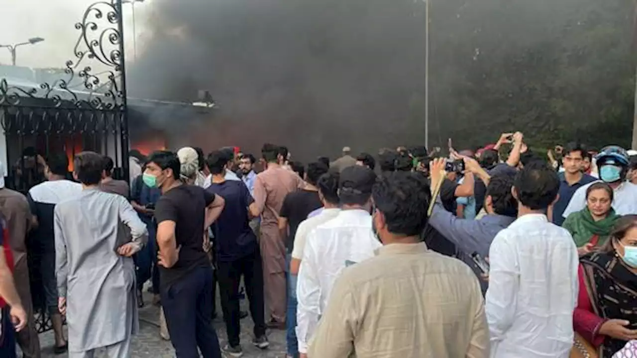 تحریک انصاف عسکری تنصیبات پر حملوں میں ملوث افراد کو 24 گھنٹوں میں حوالے کرے: حکومت پنجاب - BBC Urdu