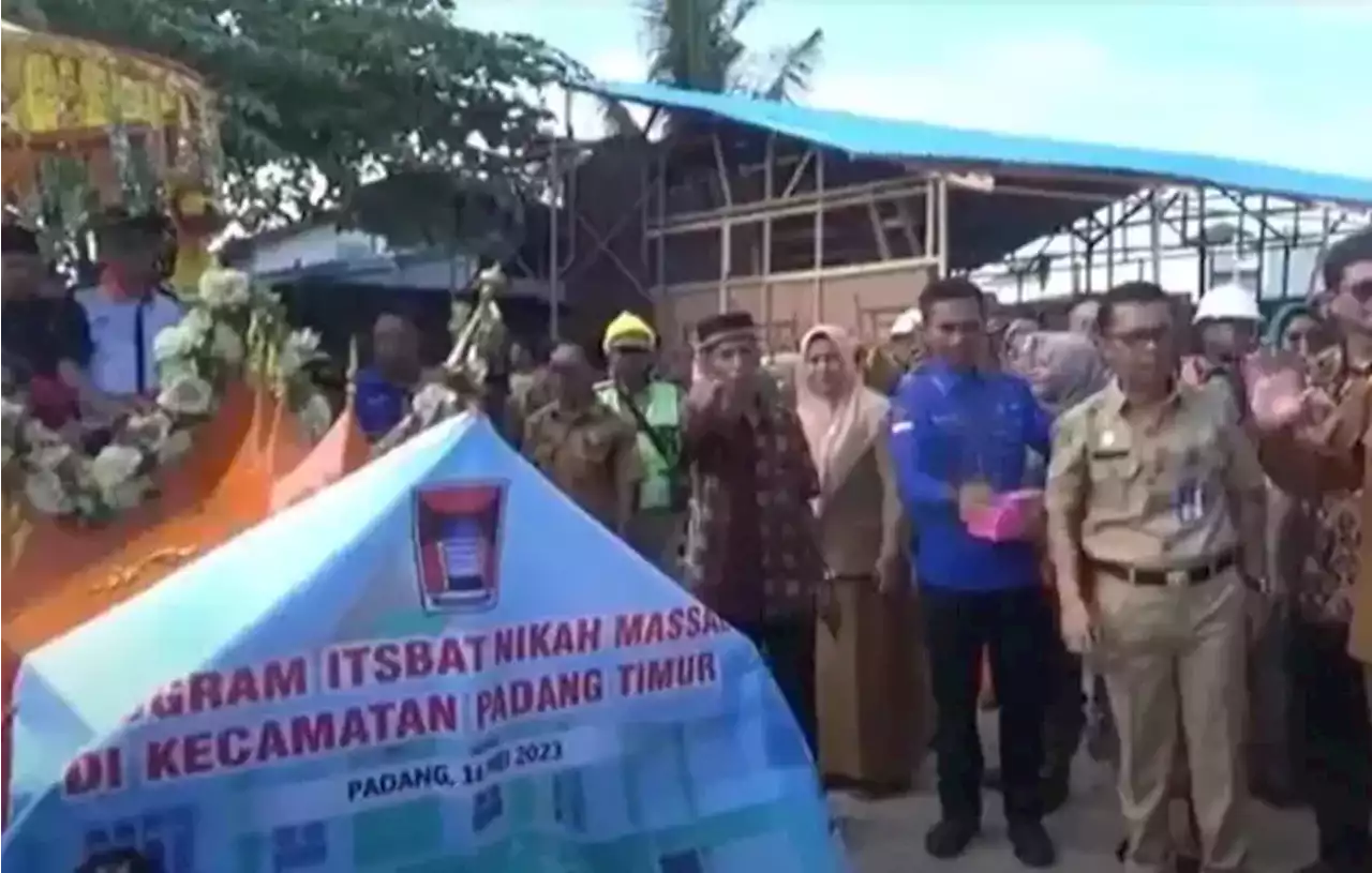 18 Pasangan Nikah Massal Gratis di Kota Padang Diarak Keliling Kampung