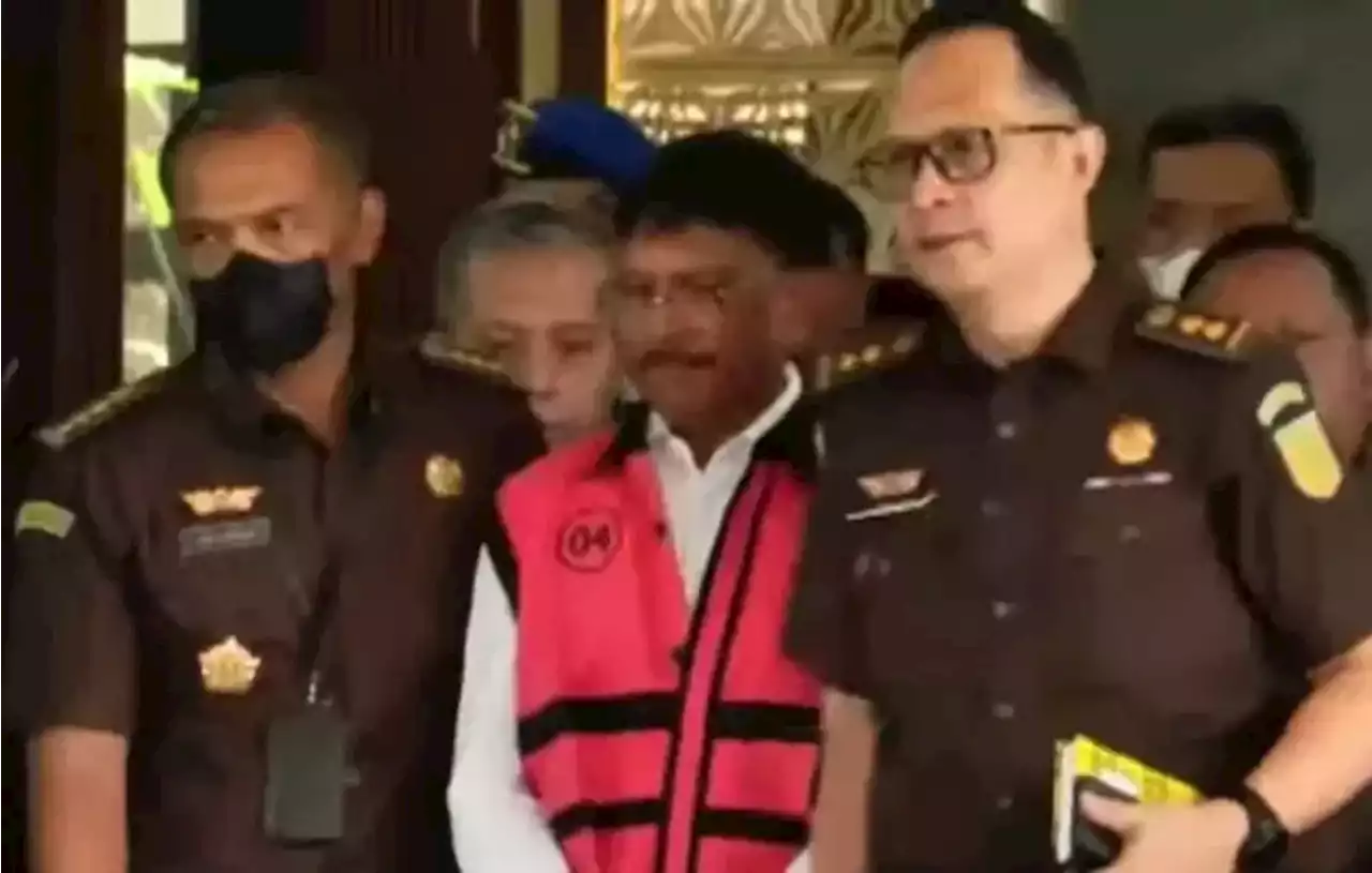 Penampakan Johnny Plate Gunakan Rompi Pink dan Diborgol Setelah Jadi Tersangka