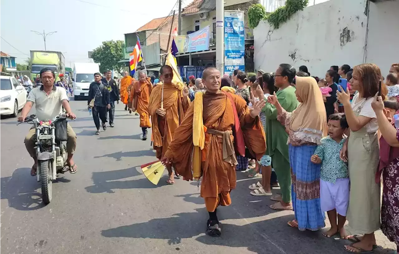 Sejak Pagi, Ribuan Warga Cirebon Antusias Tunggu Biksu Jalan Kaki dari Thailand