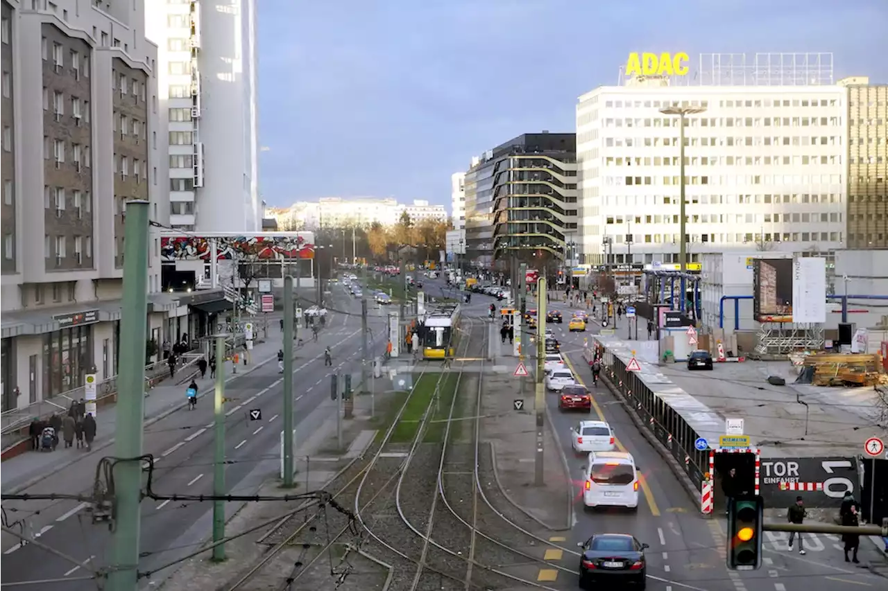 Berlin-Mitte: Radfahrerin kollidiert mit E-Scooter und wird von Mercedes erfasst