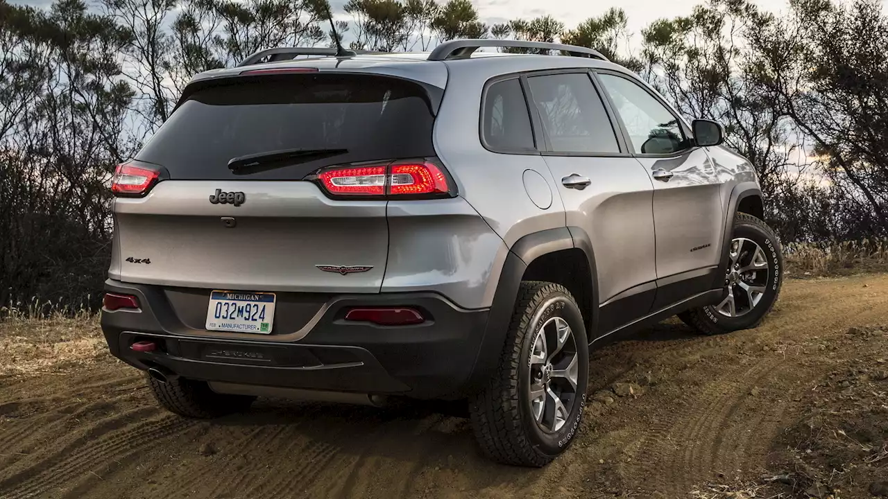 Jeep Advises 132,000 Cherokee Owners To Park Outdoors Over Fire Risk | Carscoops