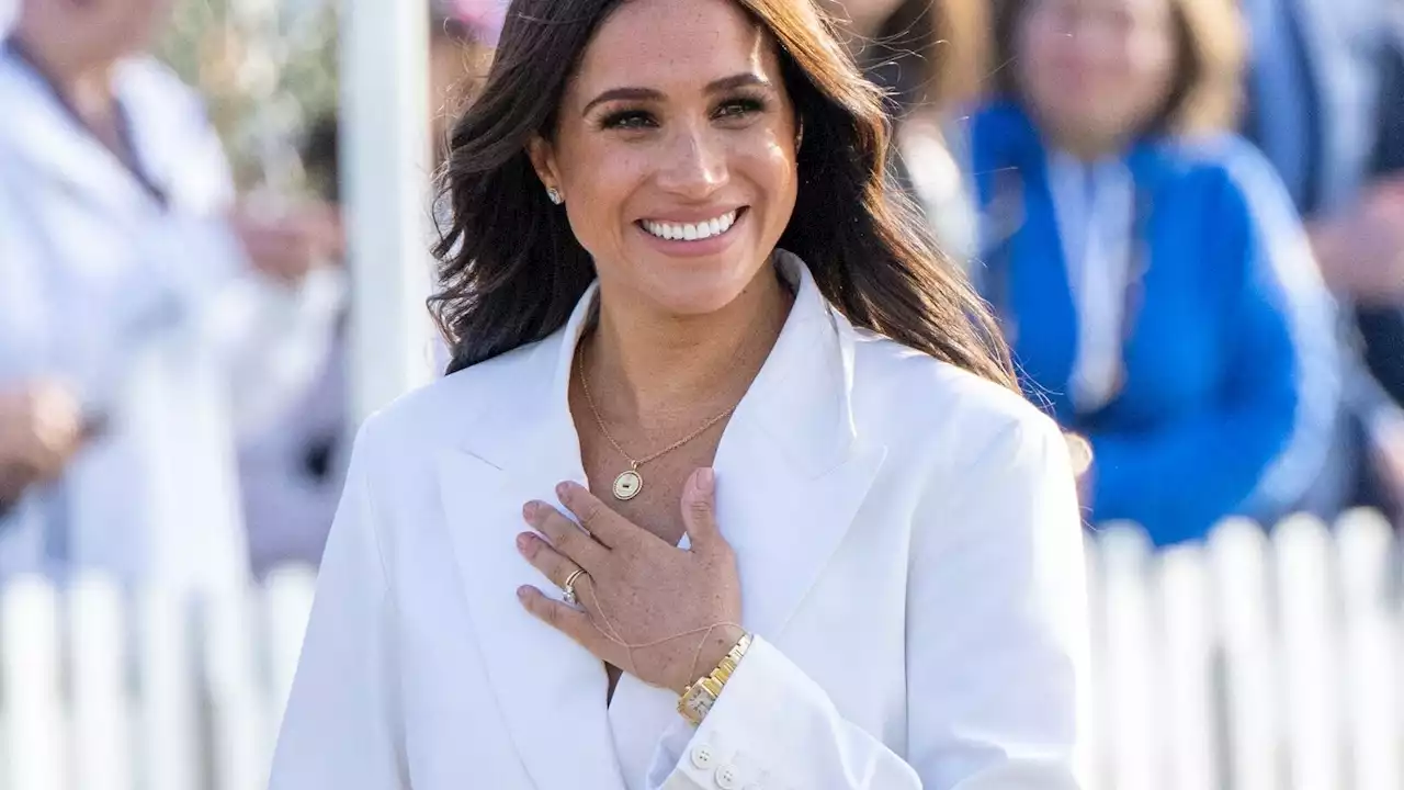 Meghan Markle incendiaire : découvrez le prix de sa robe hollywoodienne dorée pour sa dernière sorti...