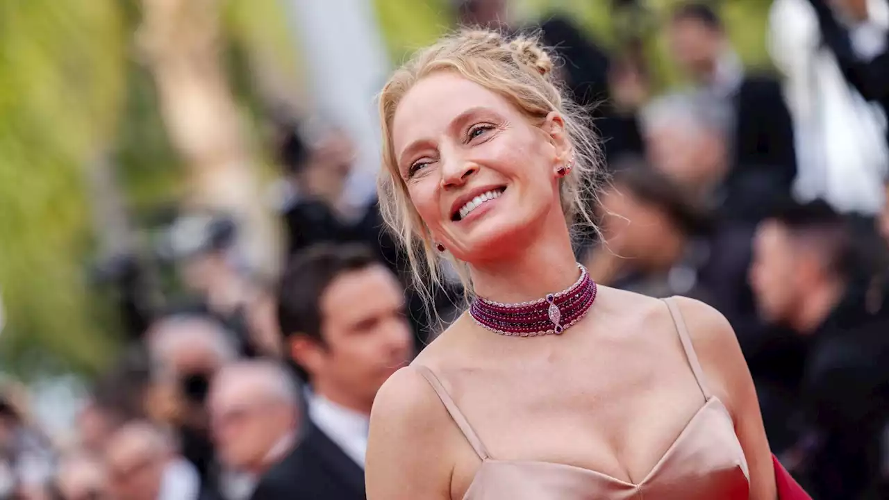 Uma Thurman éblouissante : elle irradie les marches de Cannes avec sa longue cape rouge signée Dior...