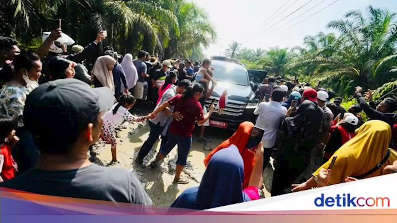 Jokowi ke Labura, Mobil 'Indonesia 1' Jadi Tempat Selfie Warga