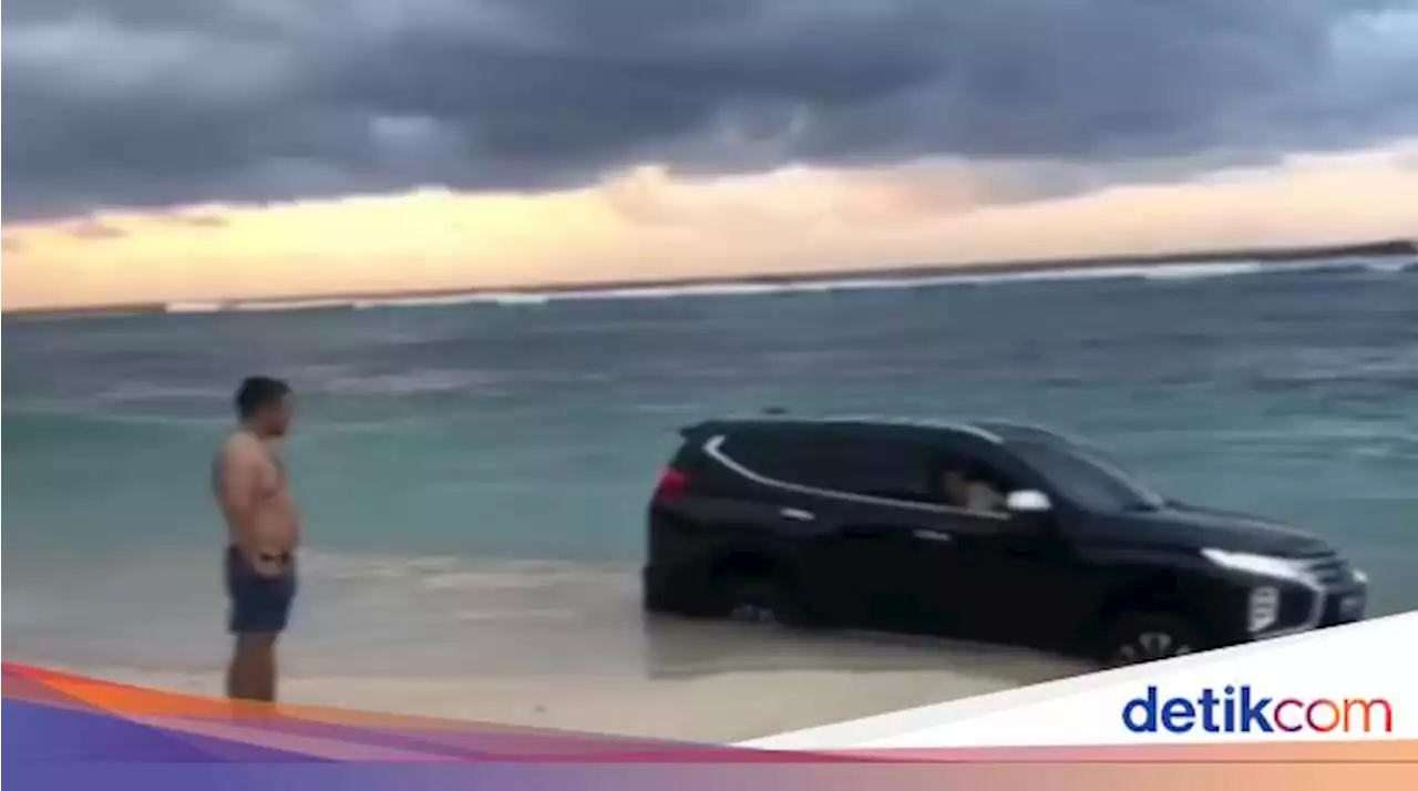 Viral, Mobil Hitam Terperosok di Pantai Timbis Bali