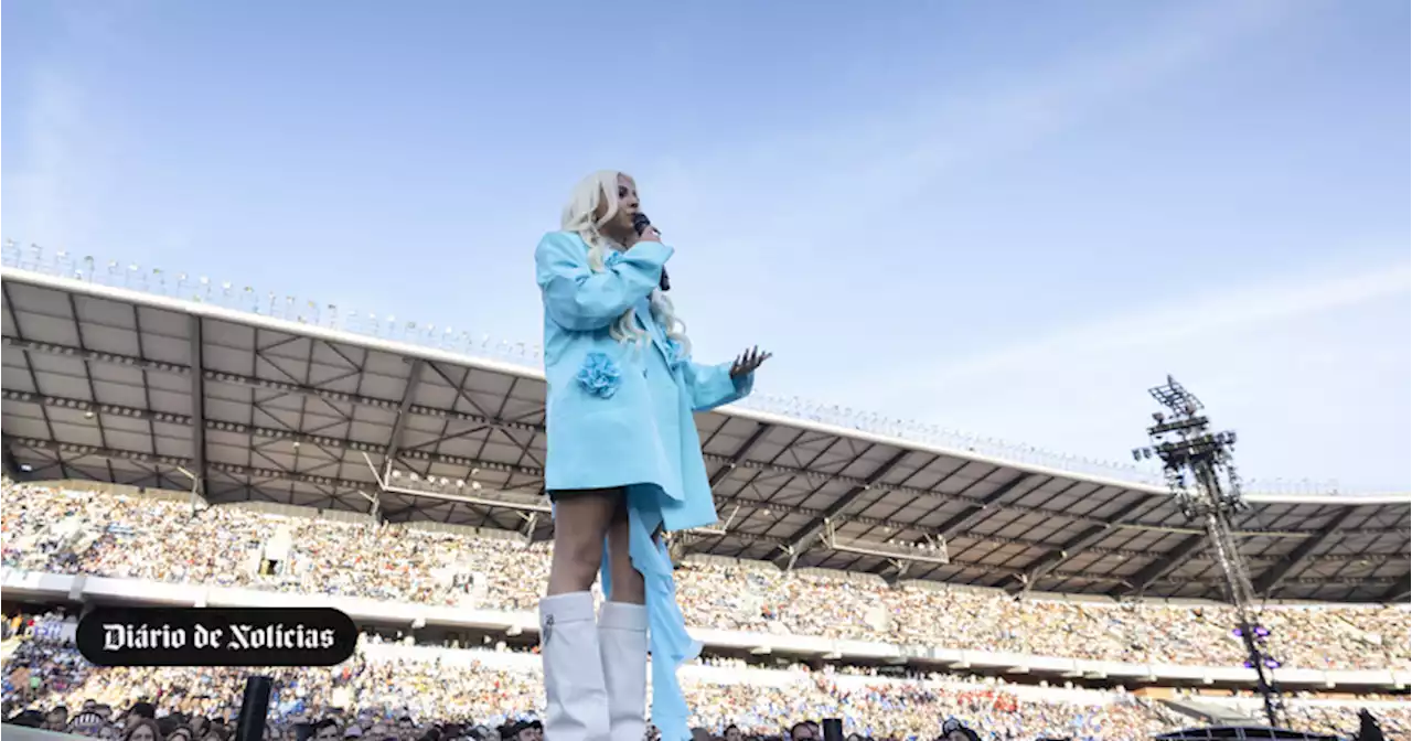 Bárbara Bandeira ″aqueceu″ Estádio de Coimbra que está quase cheio para Coldplay