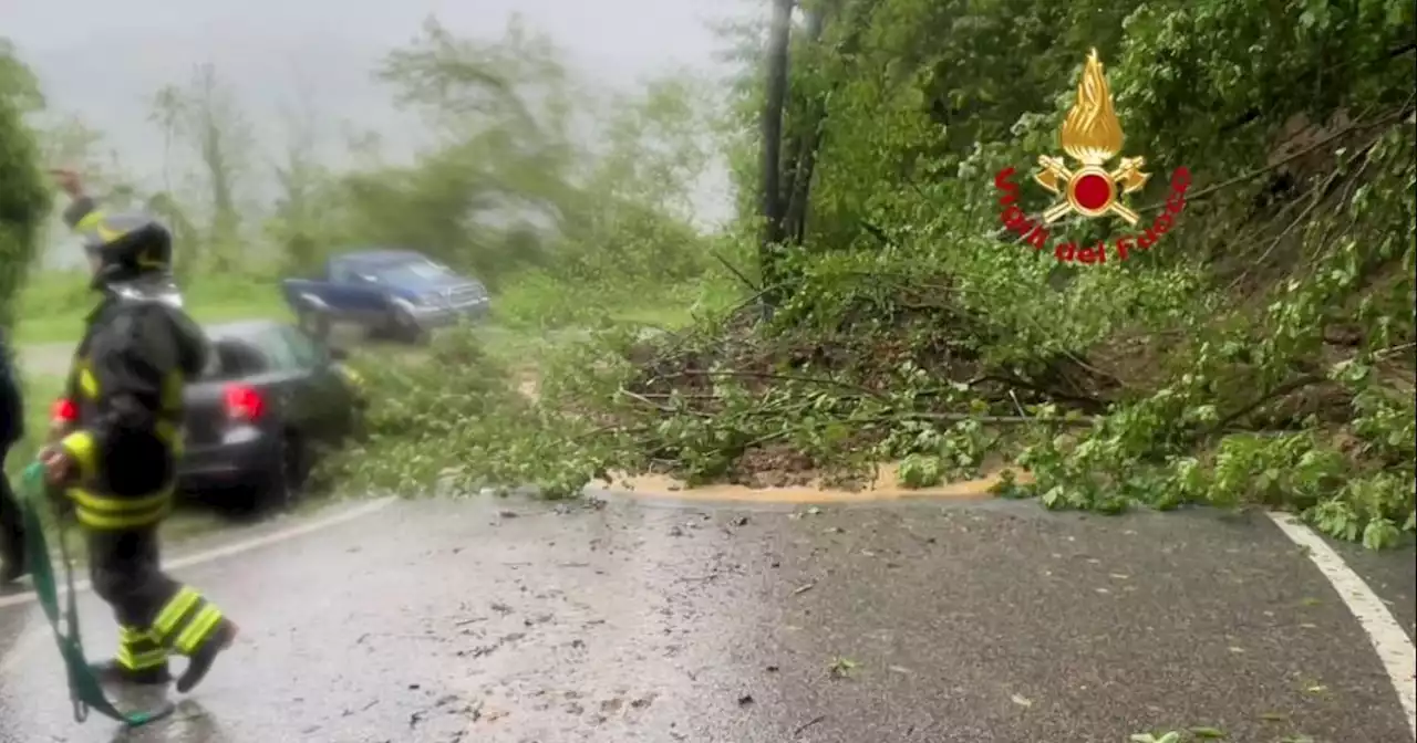 Frane a causa delle piogge in alto Mugello, tre Comuni sono isolati sul versante romagnolo. Scuole chiuse, stop ai treni con Faenza - Il Fatto Quotidiano