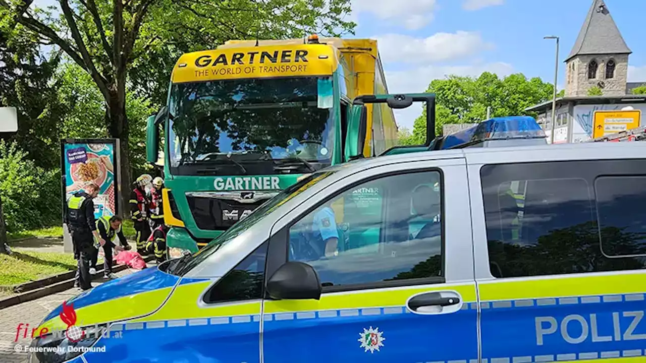 D: Radfahrer klemmt in Dortmund unter Hinterachse einer Lkw-Zugmaschine