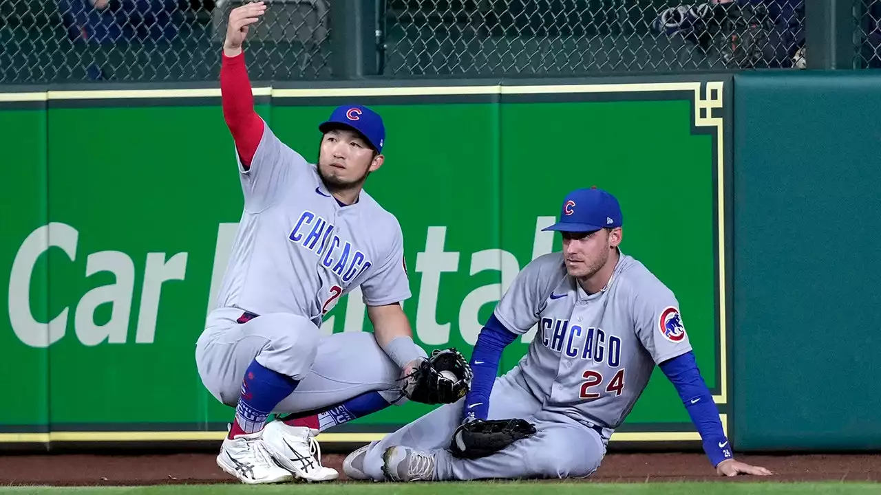 Cubs' Cody Bellinger makes incredible leaping catch to rob home run, appears to tweak ankle