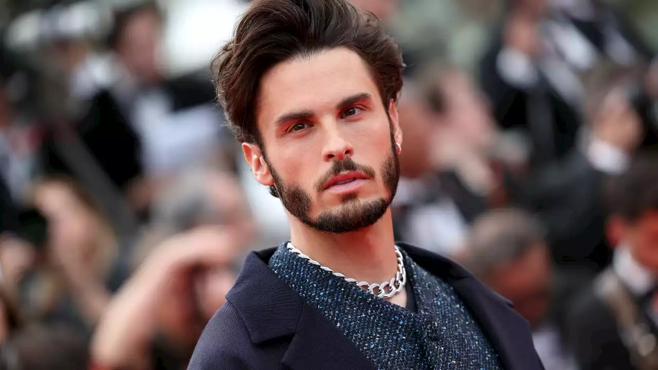 Baptiste Giabiconi casse les codes du Festival de Cannes avec un ensemble jupe et collants