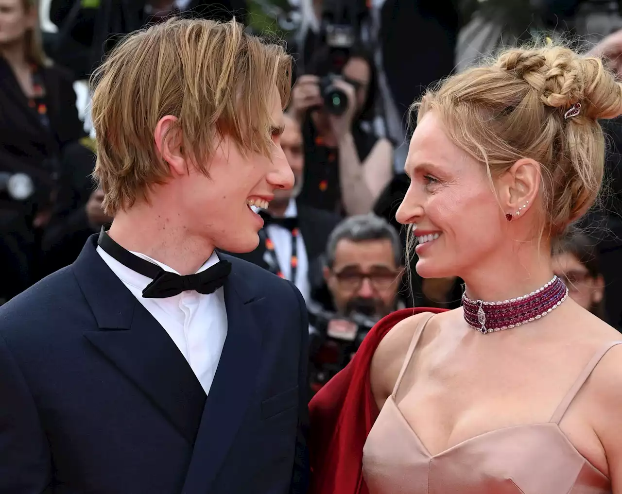 Festival de Cannes : Uma Thurman fait sensation à la montée des marches en compagnie de son fils Levon