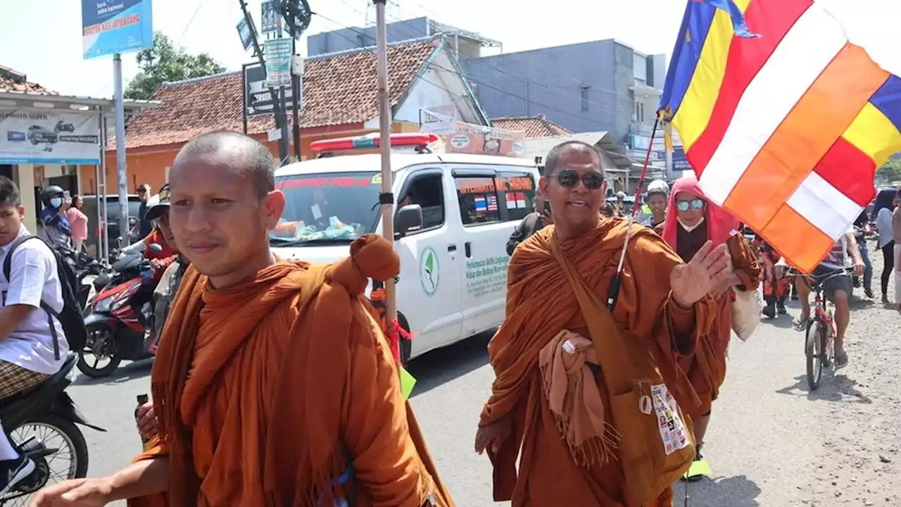 Ritual 'Thudong' Para Biksu Disambut Wajah Ramah Indonesia