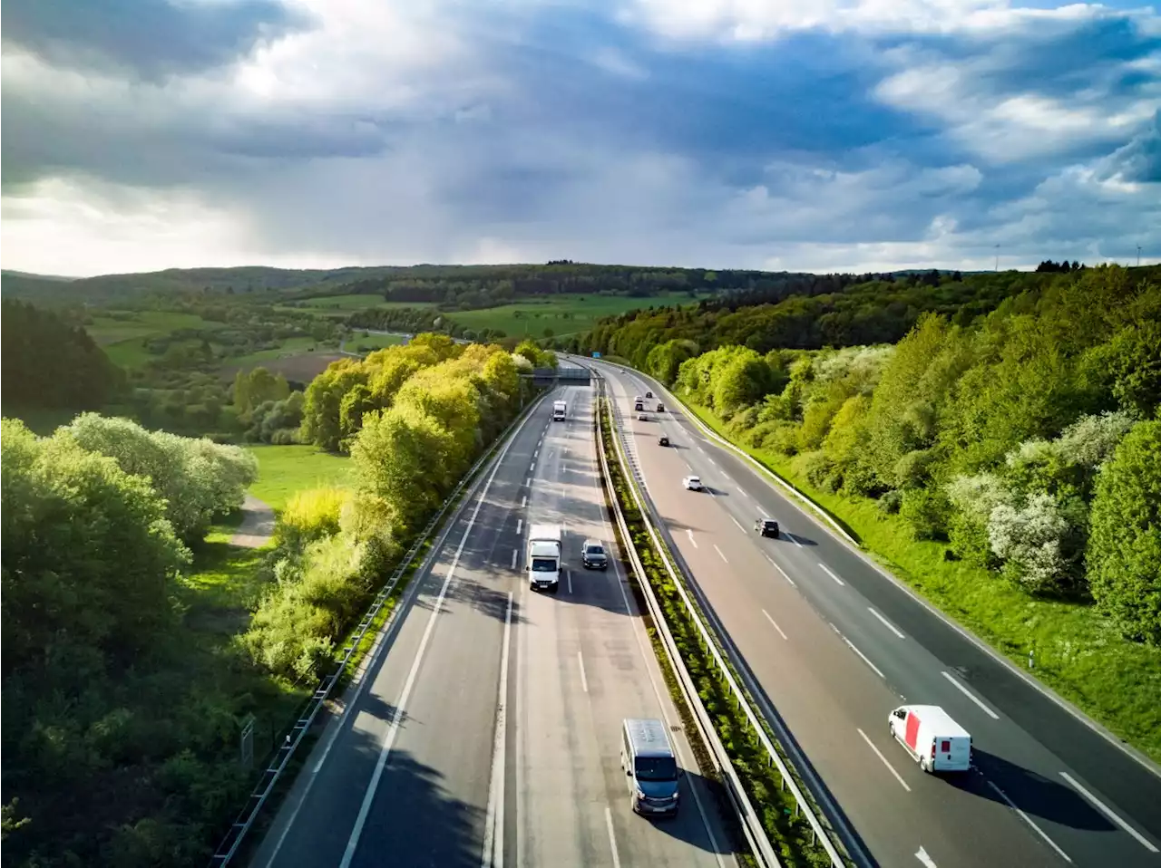 Handynetz auf Autobahnen: Telekom will Datenraten bis 2027 verdoppeln